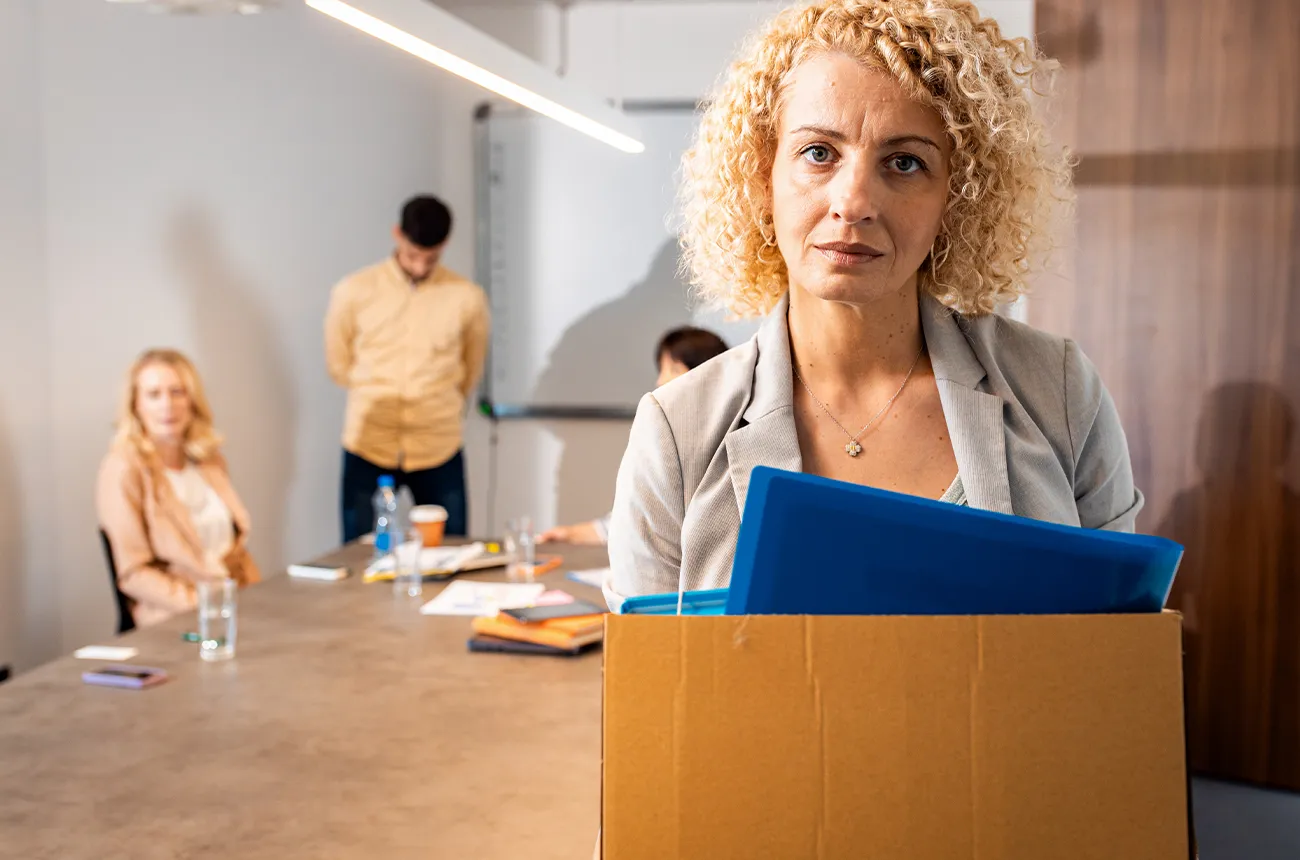 femme collaboratrice malheureuse départ quitte entreprise turnover