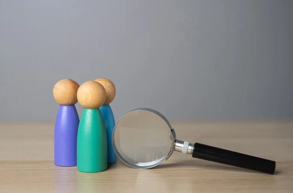 personnes loupe analyse rh ressources humaines turnover entreprise