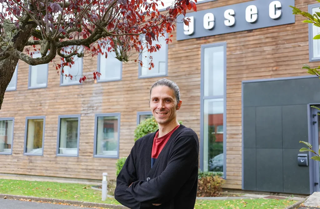 Julien Chalme technicien systeme info SI Gesec collaborateur bureau facade siege