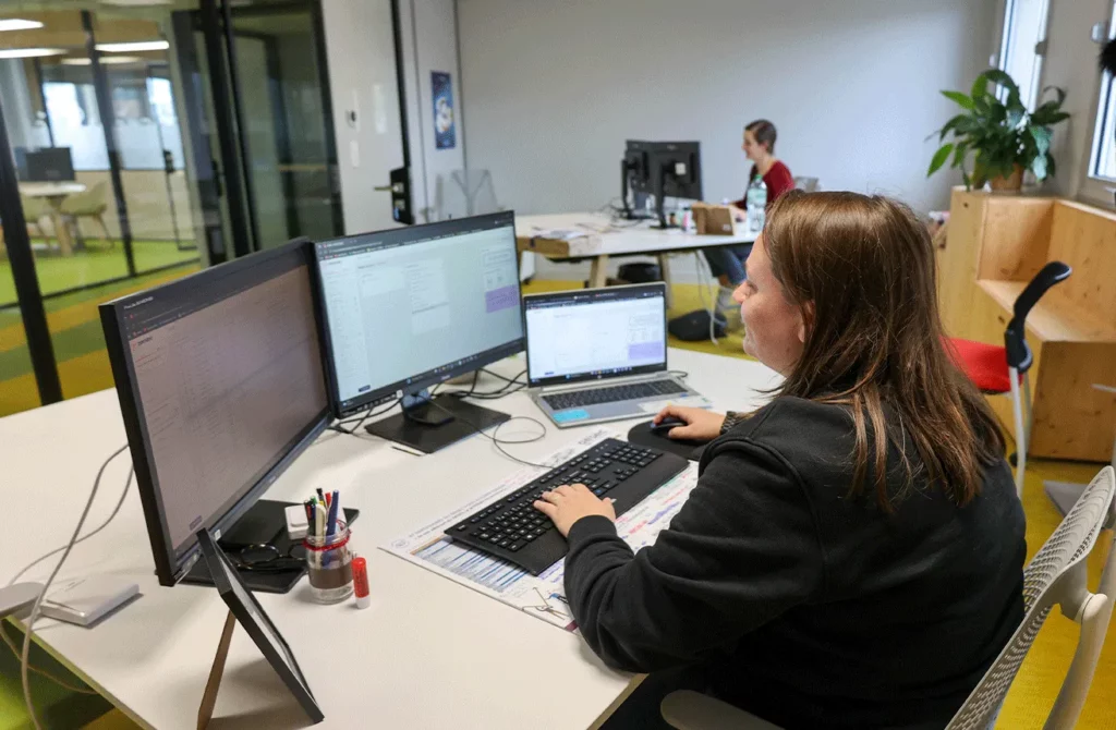 photo portrait Anaïs Queiros assistante comptable bureau Gesec ordinateur