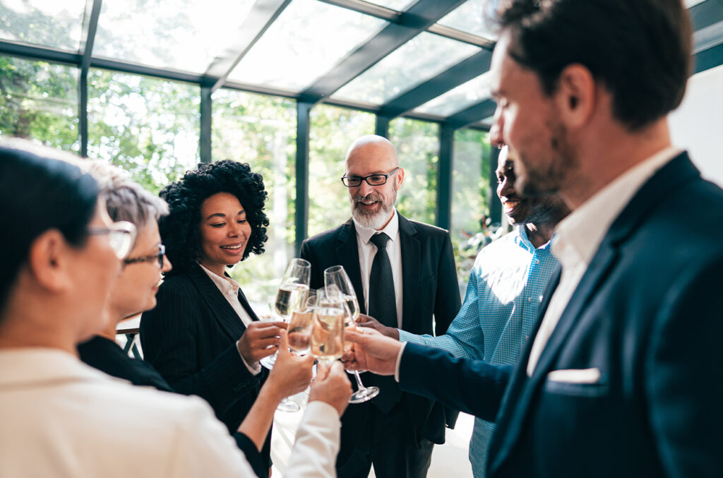 organisation evenement fete entreprise collaborateus coupe champagne