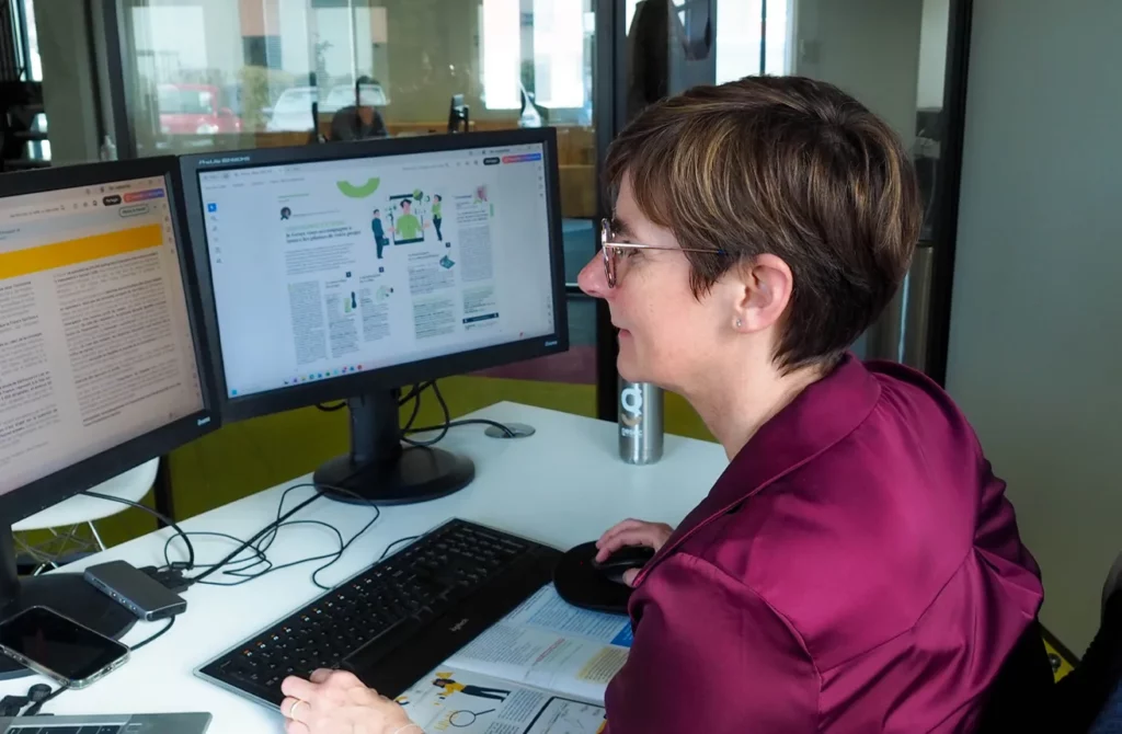 photo Sophie responsable gestion entreprise Gesec ordinateur