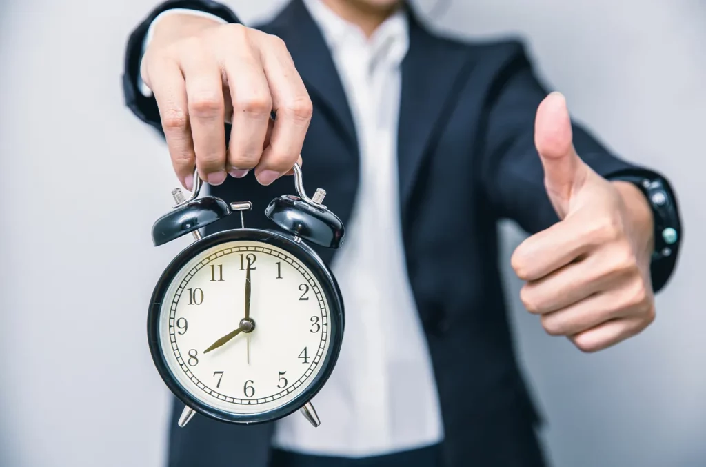 homme horloge alarme gain temps efficacite