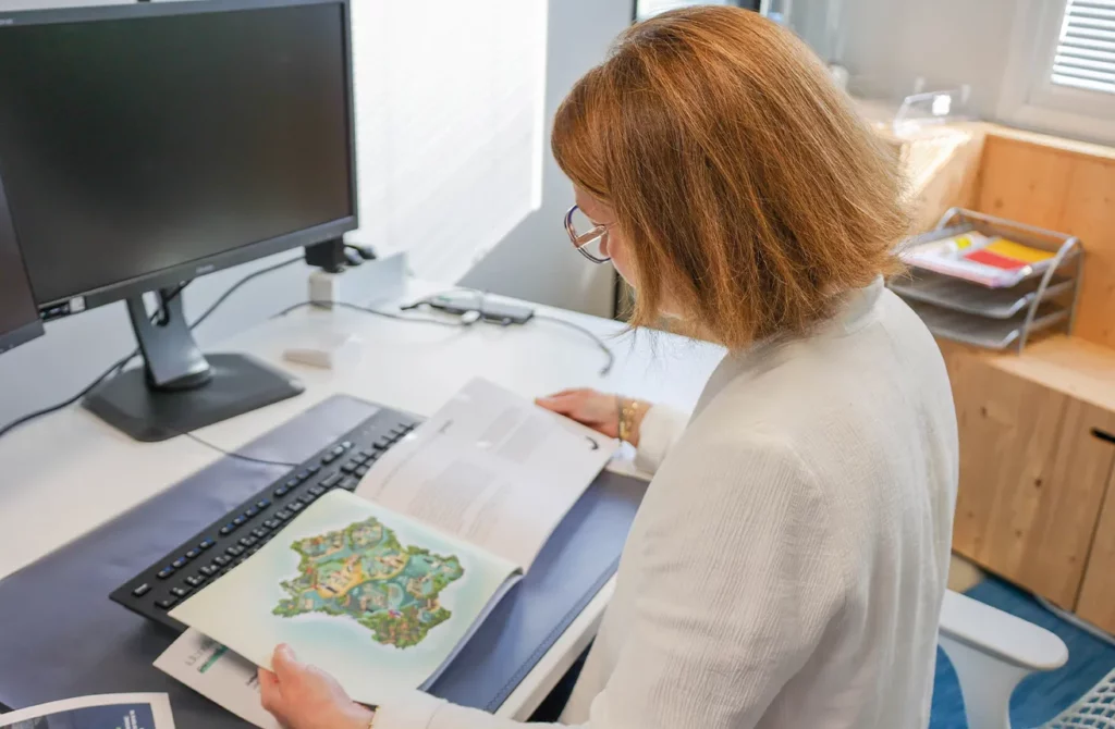 photo Benedicte responsable communication evenementiel Gesec ordinateur bureau