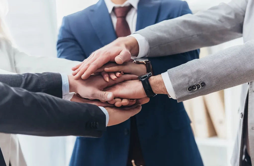 collaborateurs professionnels main dans la main