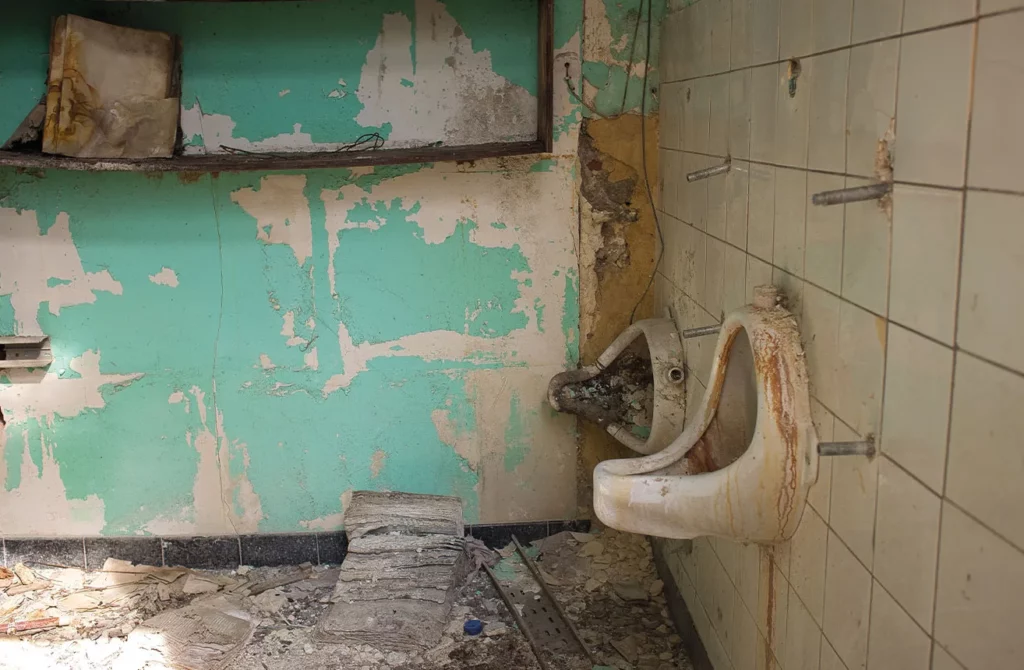 ancienne toilette publique amiante