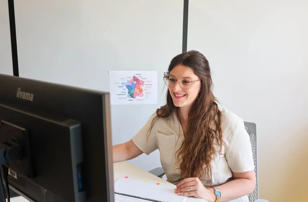 photo Melanie charge projets evenementiels Gesec ordinateur bureau