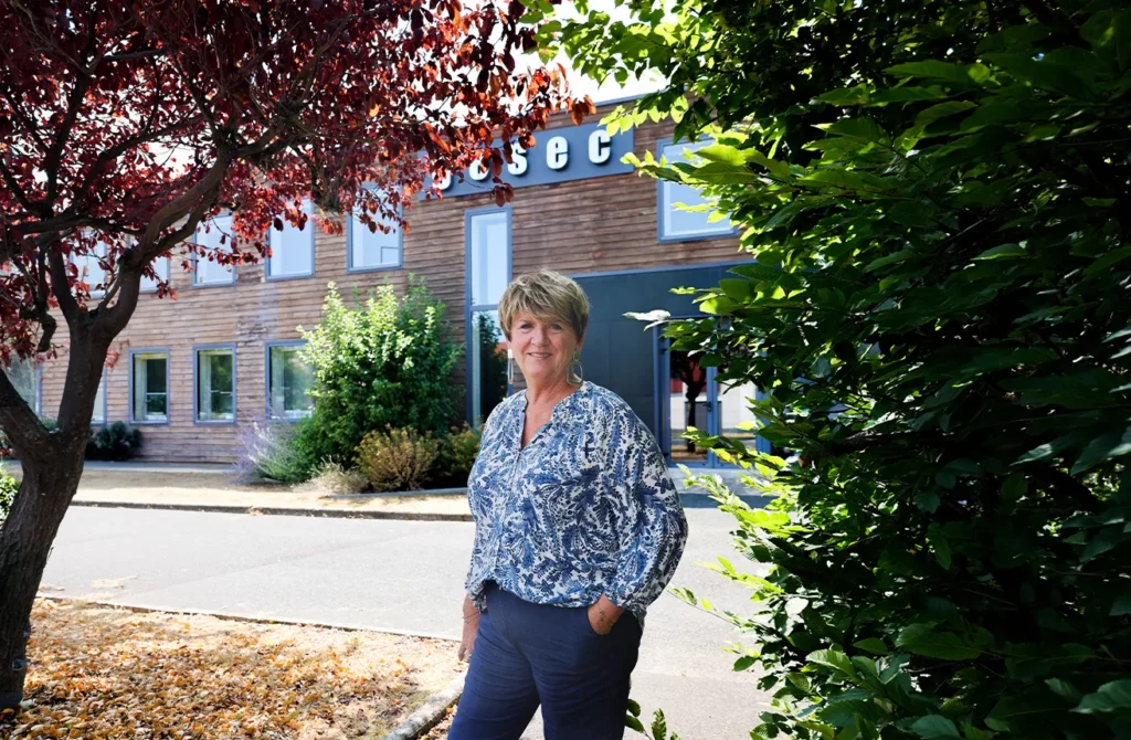 portrait photo Corinne Sole Terrieux conseillere strategie commerciale siege Gesec